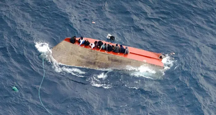 Tragico naufragio nel Mediterraneo: 80 dispersi, 32 superstiti a Lampedusa\n