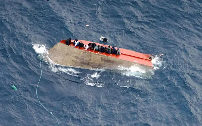 Tragico naufragio nel Mediterraneo: 80 dispersi, 32 superstiti a Lampedusa\n