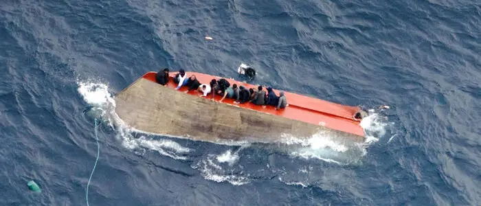 Tragico naufragio nel Mediterraneo: 80 dispersi, 32 superstiti a Lampedusa\n