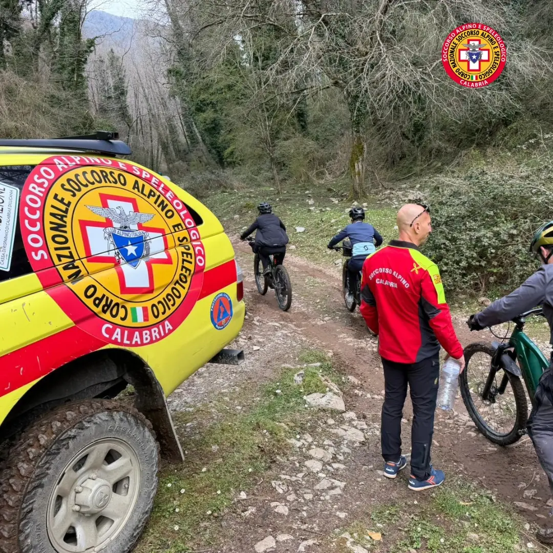 <p>Ciclisti dispersi nel Pollino, ritrovato gruppo di turisti tedeschi: tre recuperati esausti</p>