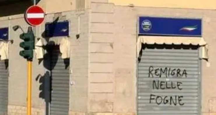 Futuro Nazionale, imbrattata la neonata sede di Firenze. Attacco a Vannacci:\u00A0«Remigra nelle fogne»\n