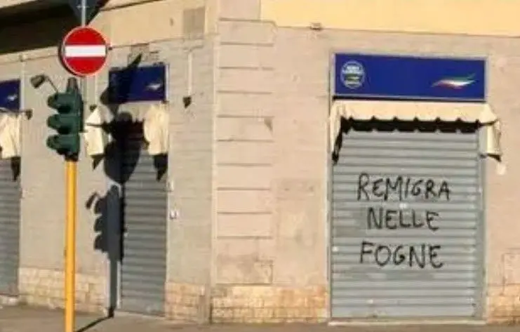 Futuro Nazionale, imbrattata la neonata sede di Firenze. Attacco a Vannacci:\u00A0«Remigra nelle fogne»\n