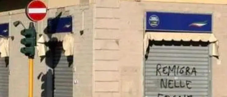 Futuro Nazionale, imbrattata la neonata sede di Firenze. Attacco a Vannacci:\u00A0«Remigra nelle fogne»\n