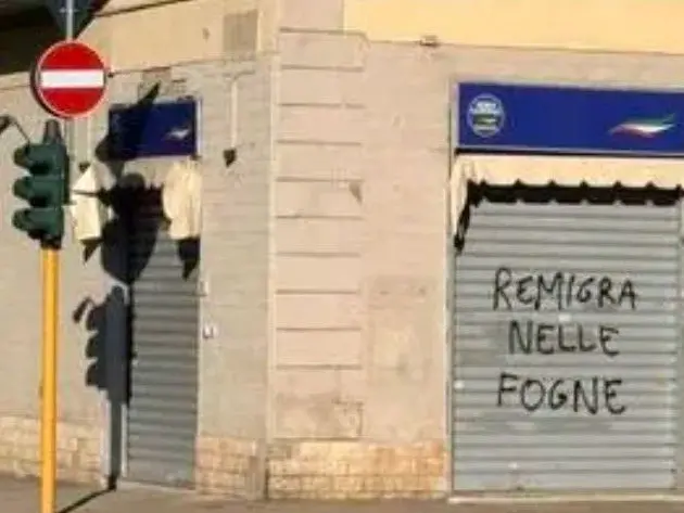 Futuro Nazionale, imbrattata la neonata sede di Firenze. Attacco a Vannacci: «Remigra nelle fogne»