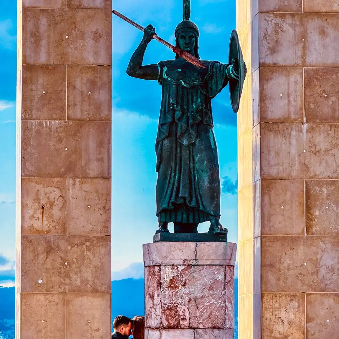 Sotto lo sguardo eterno di Athena\n