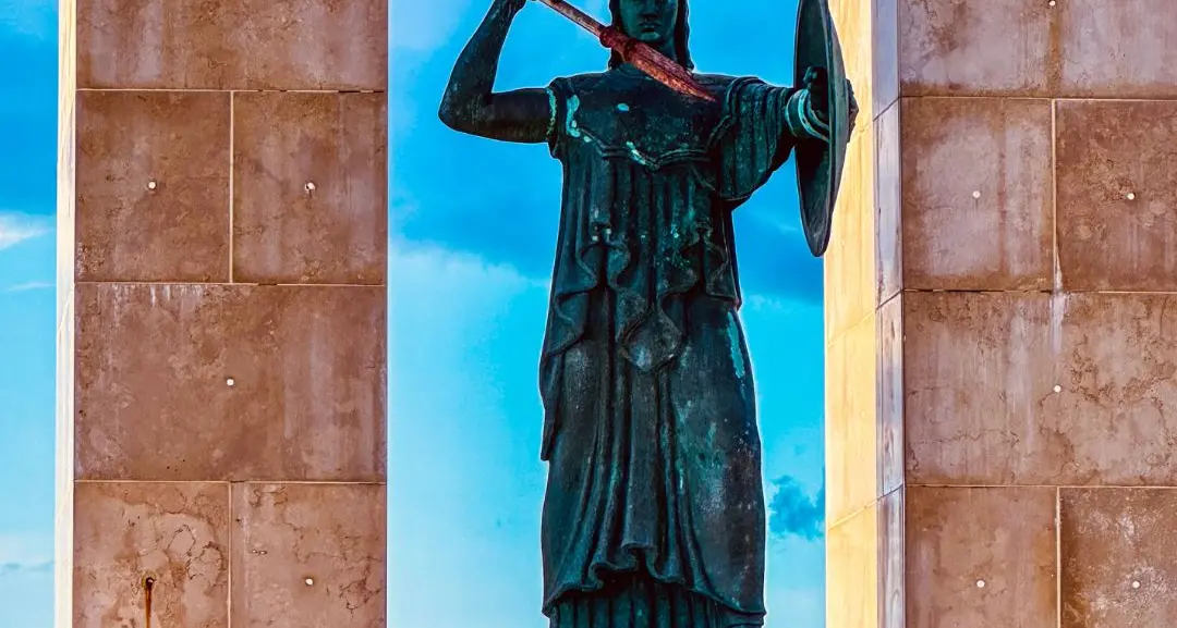 Sotto lo sguardo eterno di Athena\n