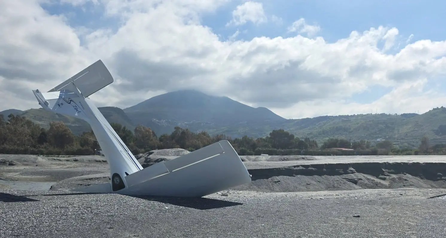 Incidente aereo a Diamante, biposto perde quota e si schianta nel fiume: illesi i passeggeri\n