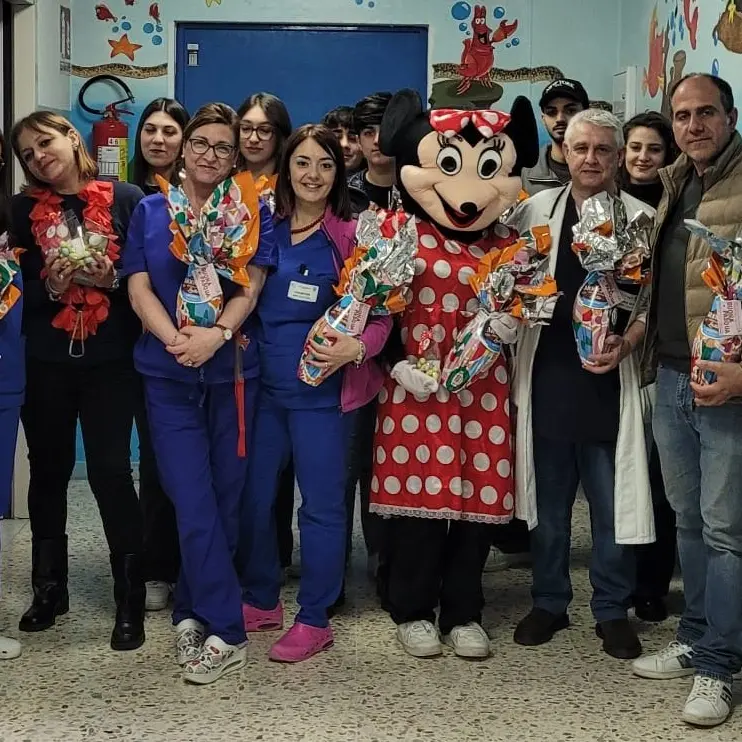 <p><span style=\"color:hsl(0, 75%, 60%);\">Pasqua di solidarietà</span> per i bambini del reparto di Pediatria e Neonatologia dello Jazzolino di Vibo</p>