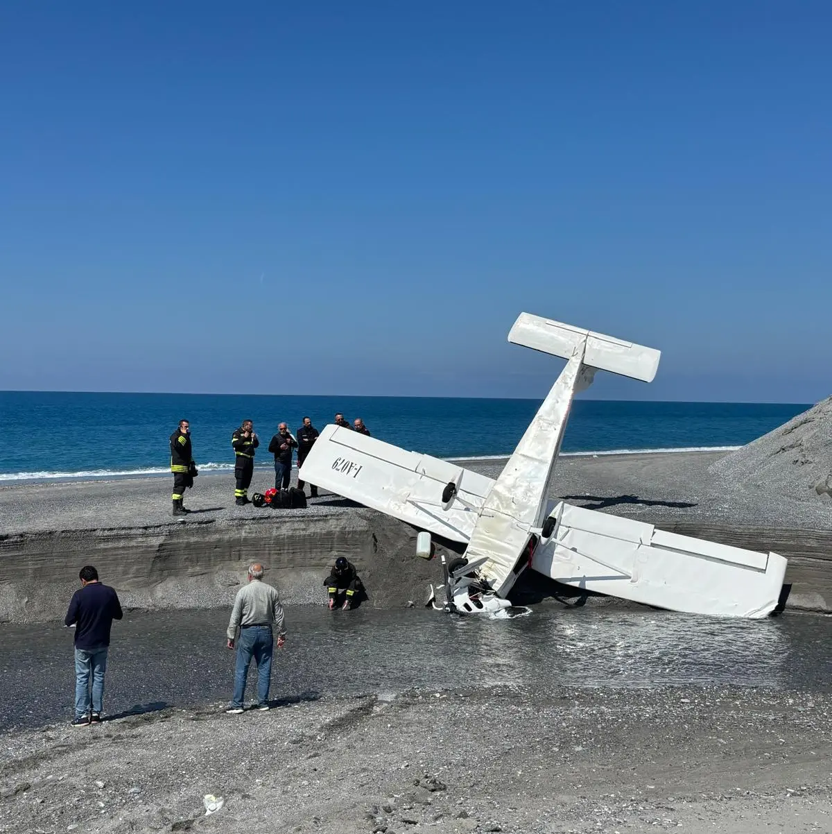 Incidente aereo a Grisolia, biposto perde quota e si schianta nel fiume: illesi i passeggeri\n