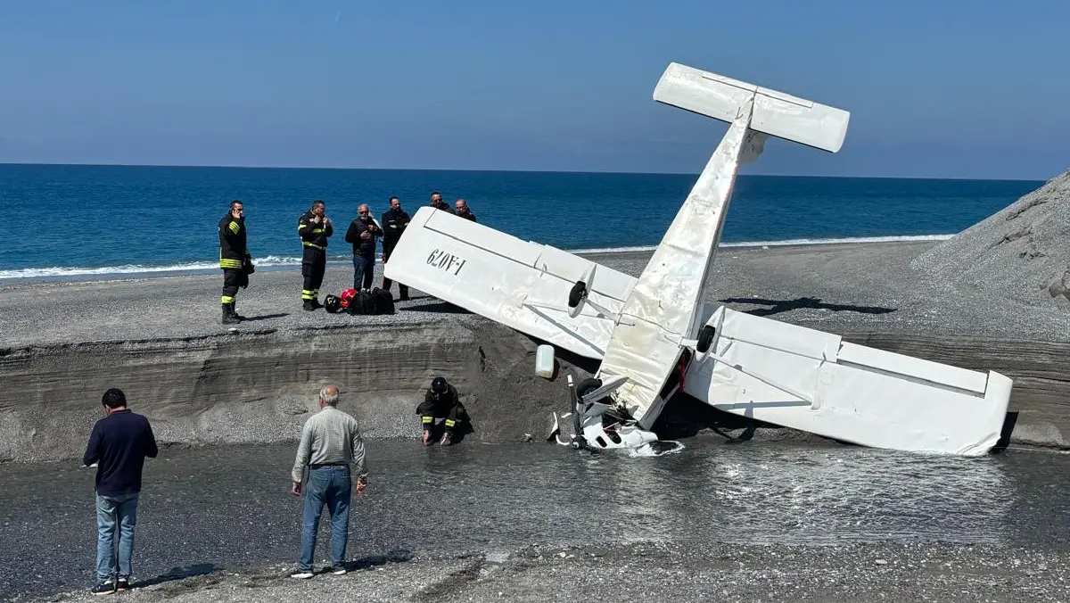 Incidente aereo a Diamante, biposto perde quota e si schianta nel fiume: illesi i passeggeri\n