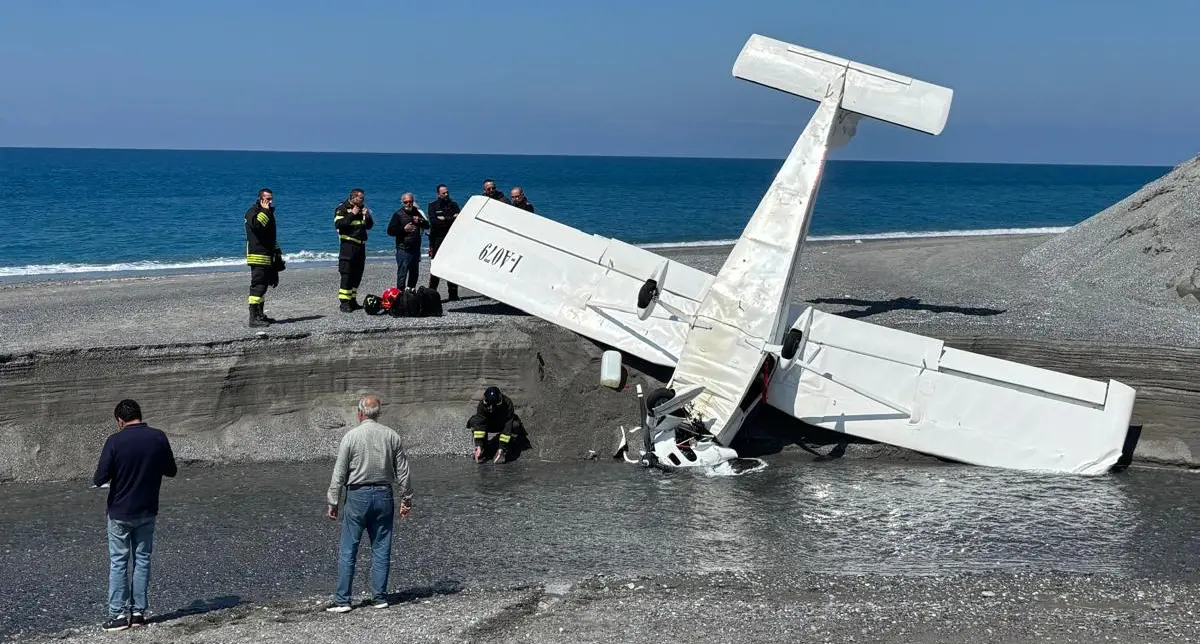 Incidente aereo a Diamante, biposto perde quota e si schianta nel fiume: illesi i passeggeri\n