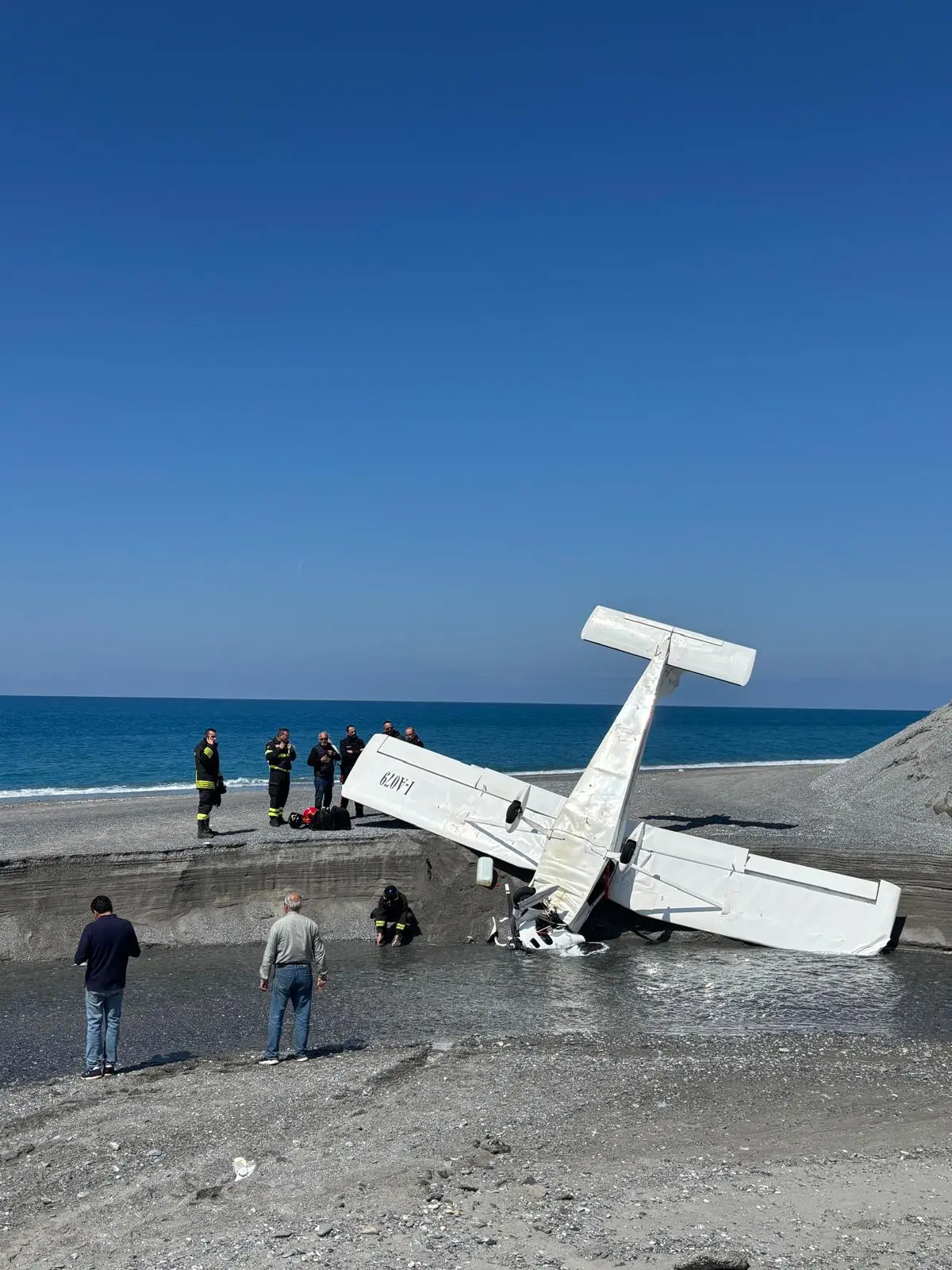 Incidente aereo a Grisolia, biposto perde quota e si schianta nel fiume: illesi i passeggeri\n