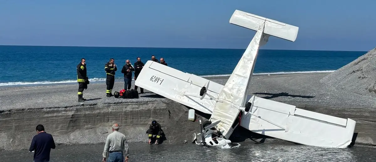 Incidente aereo a Grisolia, biposto perde quota e si schianta nel fiume: illesi i passeggeri\n