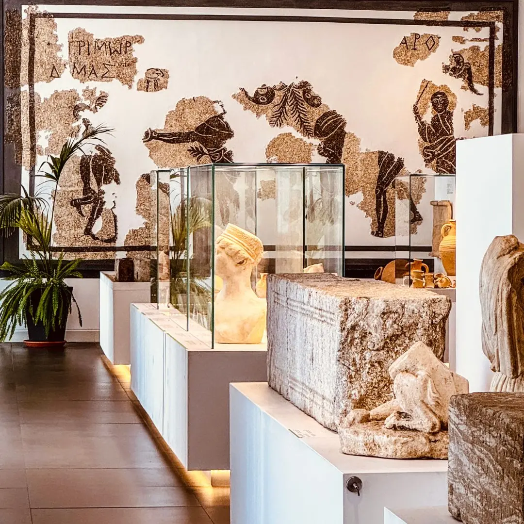 Sussurri di bronzo e memoria sul mare di Reggio\n