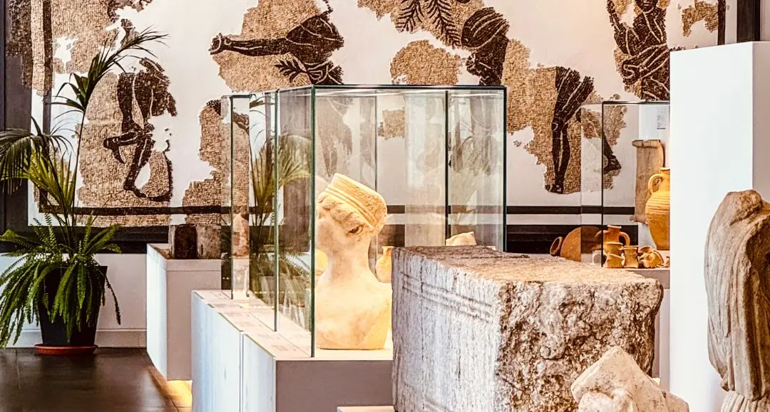 Sussurri di bronzo e memoria sul mare di Reggio\n