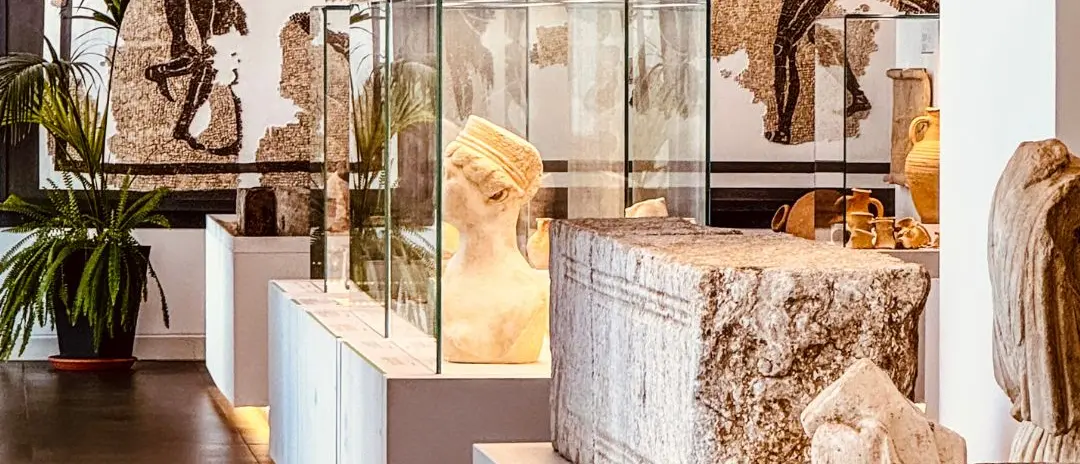 Sussurri di bronzo e memoria sul mare di Reggio\n