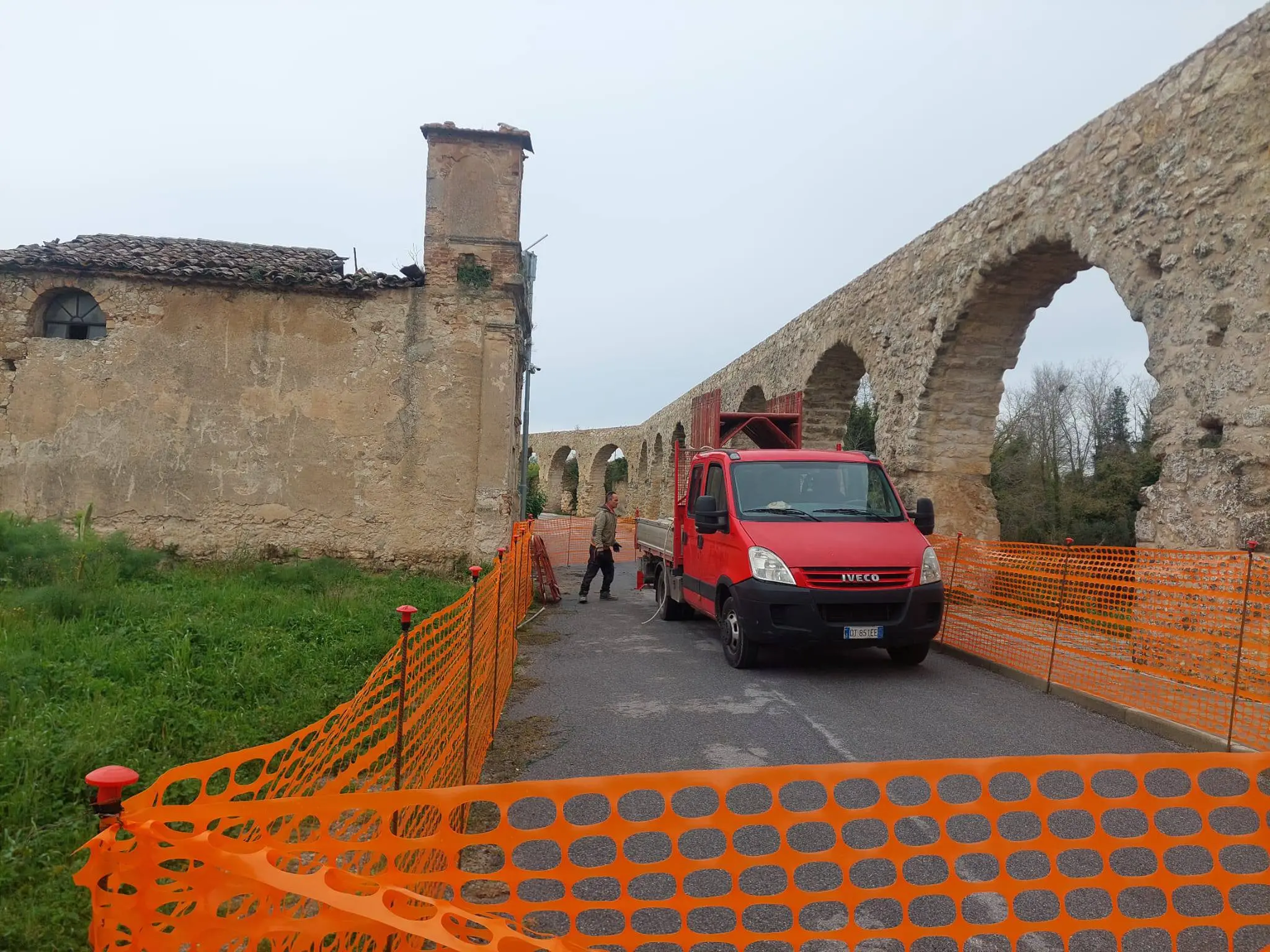 Spilinga, al via i lavori per il restauro della chiesetta di fronte agli archi simbolo della patria della ‘nduja\n