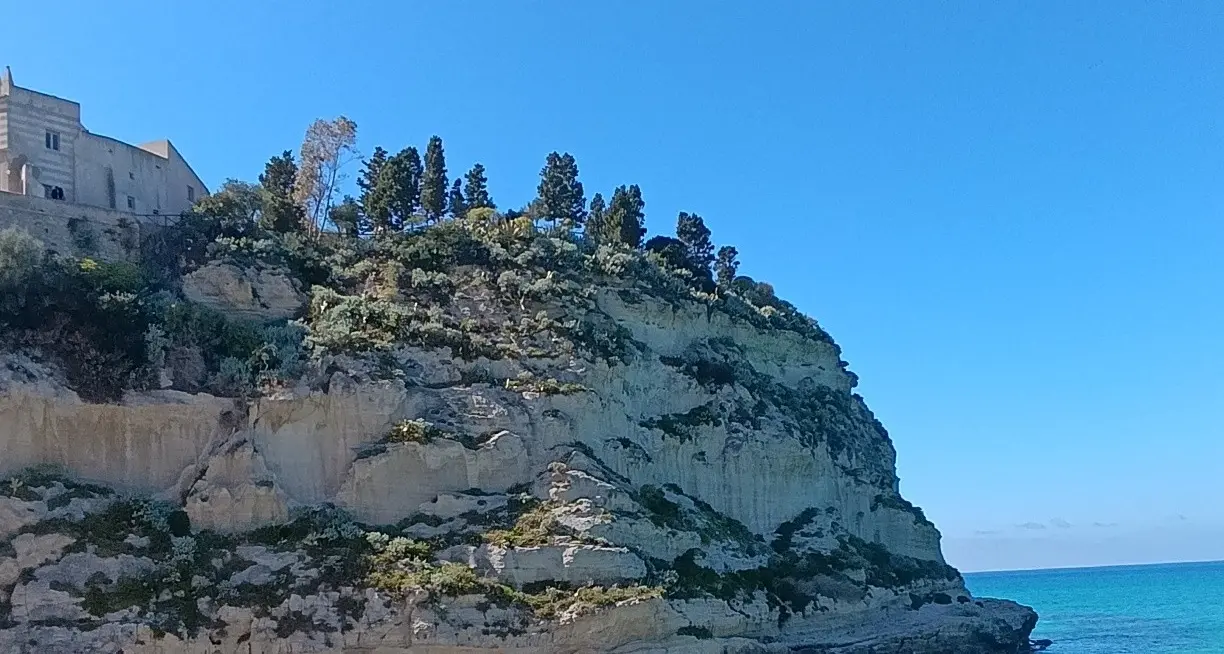 <p>Pasquetta in Calabria, <span style=\"color:hsl(0, 75%, 60%);\">Tropea regina</span> delle gite fuori porta: tra le mete preferite insieme alla Sila</p>