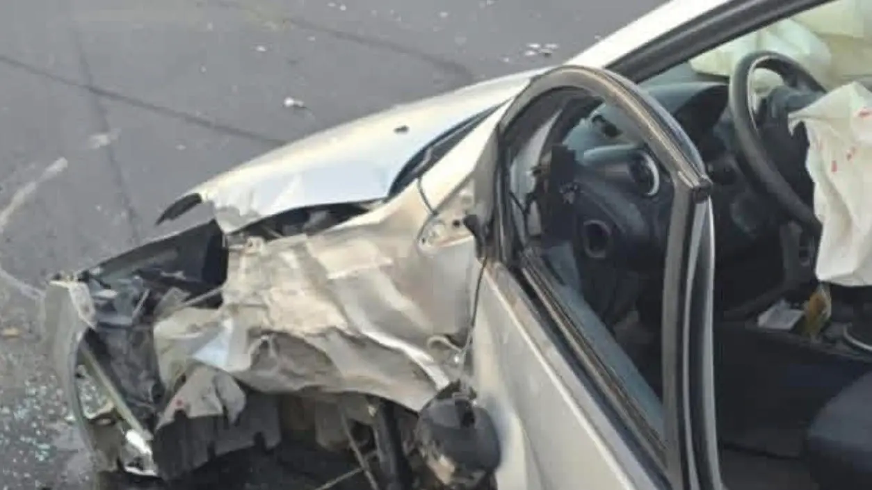 Incidente sulla statale 106 a Corigliano Rossano, scontro tra due auto: ci sono feriti\n