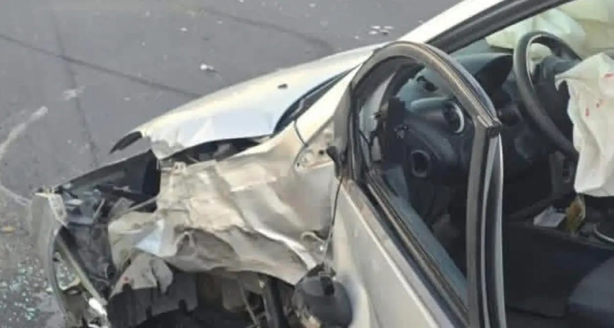 Incidente sulla statale 106 a Corigliano Rossano, scontro tra due auto: ci sono feriti\n