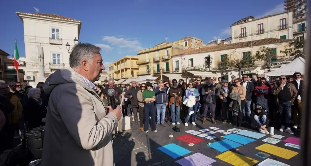 Il mistero della piscina al posto dell’albero simbolo di Pizzo: «Era stata autorizzata? Il Comune chiarisca»\n