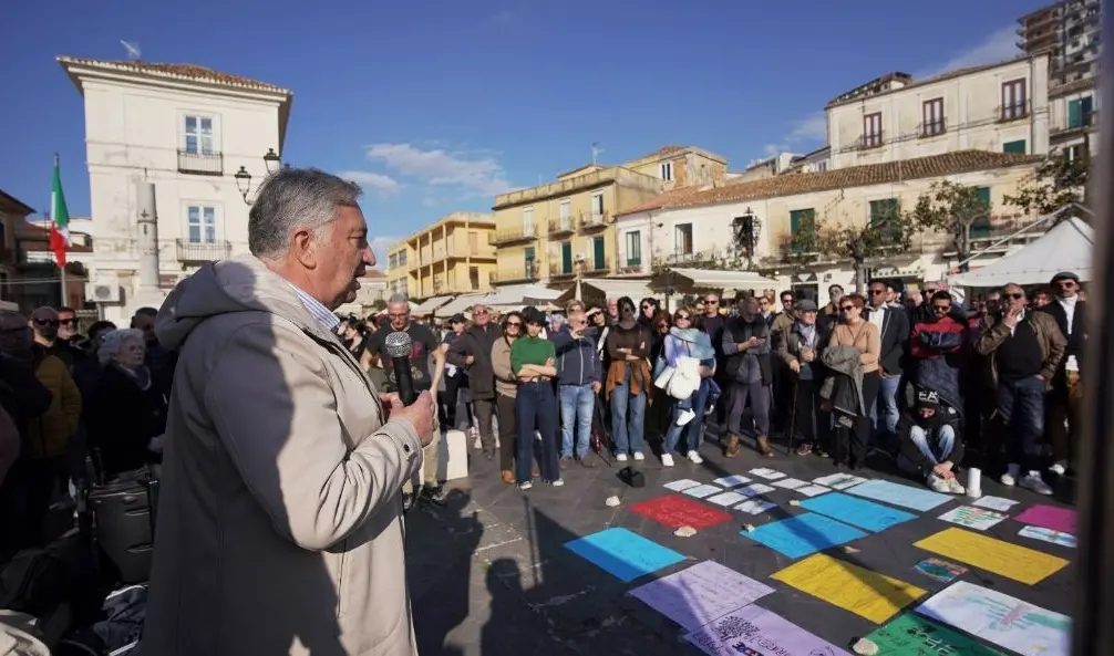 Il mistero della piscina al posto dell’albero simbolo di Pizzo: «Era stata autorizzata? Il Comune chiarisca»\n