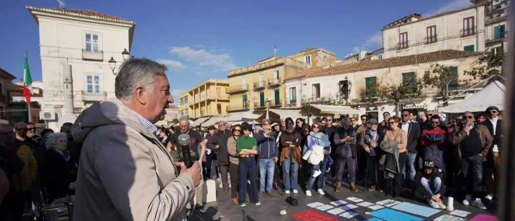 Il mistero della piscina al posto dell’albero simbolo di Pizzo: «Era stata autorizzata? Il Comune chiarisca»\n