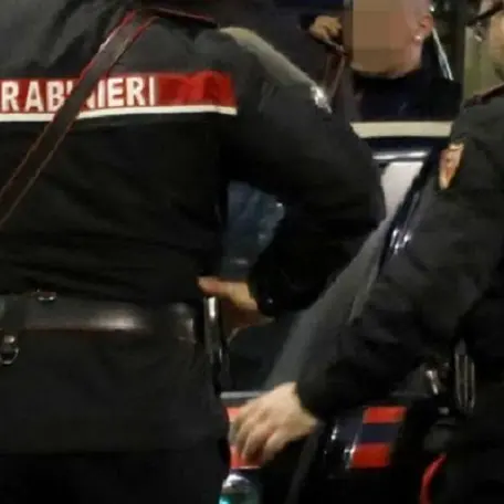 Fano, accoltella i genitori e il fratello 16enne: fermato un 21enne per tentato triplice omicidio. Grave il padre\n