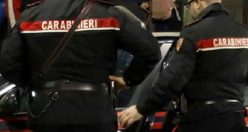 Fano, accoltella i genitori e il fratello 16enne: fermato un 21enne per tentato triplice omicidio. Grave il padre\n