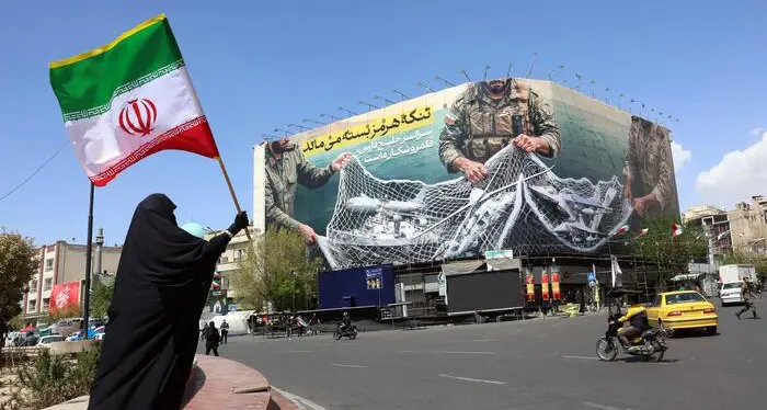 Iran, nuova ondata di attacchi statunitensi e israeliani su Teheran\n