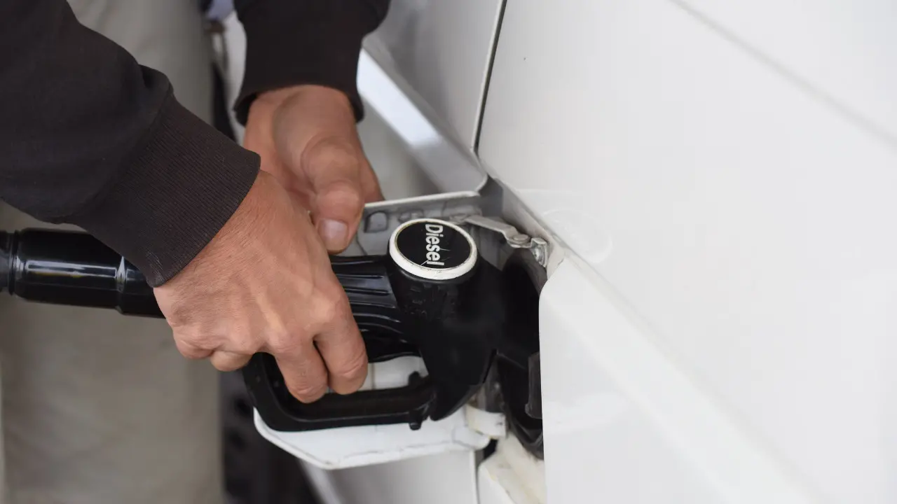 <p>Carburanti, in Calabria ancora <span style=\"color:hsl(0, 75%, 60%);\">i prezzi più alti d'Italia </span>per il diesel: «La mobilità è diventata un lusso»</p>