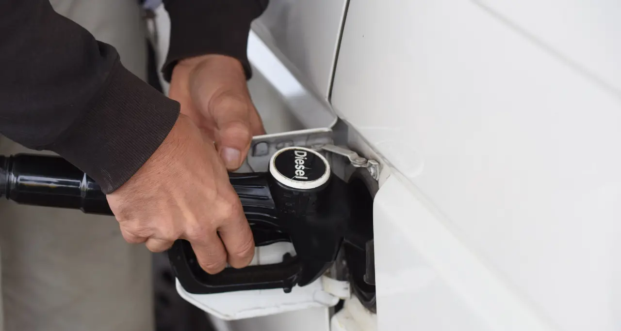 <p>Carburanti, in Calabria ancora <span style=\"color:hsl(0, 75%, 60%);\">i prezzi più alti d'Italia </span>per il diesel: «La mobilità è diventata un lusso»</p>