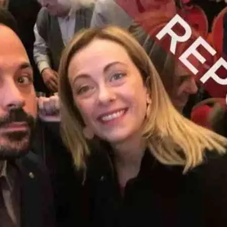 Selfie di Meloni con un\u00A0pentito, il Pd chiede chiarimenti. La premier: «Il mio impegno contro la mafia è cristallino»\n