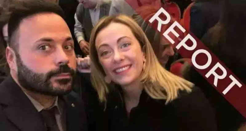 Selfie di Meloni con un\u00A0pentito, il Pd chiede chiarimenti. La premier: «Il mio impegno contro la mafia è cristallino»\n