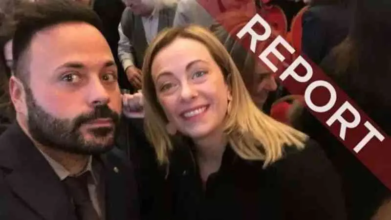 Selfie di Meloni con un\u00A0pentito, il Pd chiede chiarimenti. La premier: «Il mio impegno contro la mafia è cristallino»\n