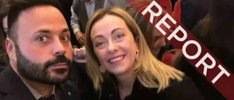 Selfie di Meloni con un\u00A0pentito, il Pd chiede chiarimenti. La premier: «Il mio impegno contro la mafia è cristallino»\n