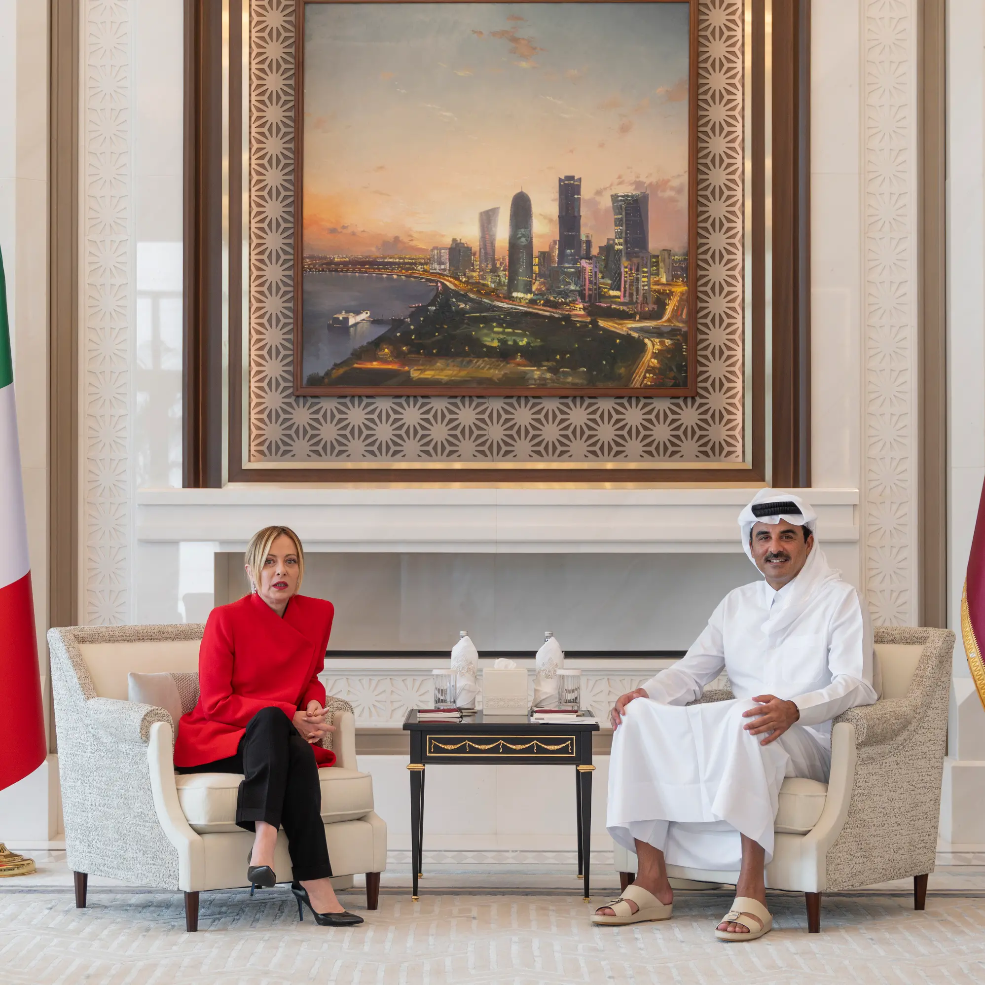 Meloni nel Golfo tra annunci e reel: intese invisibili mentre in Italia scatta l’allarme carburante e la Calabria soffre\n