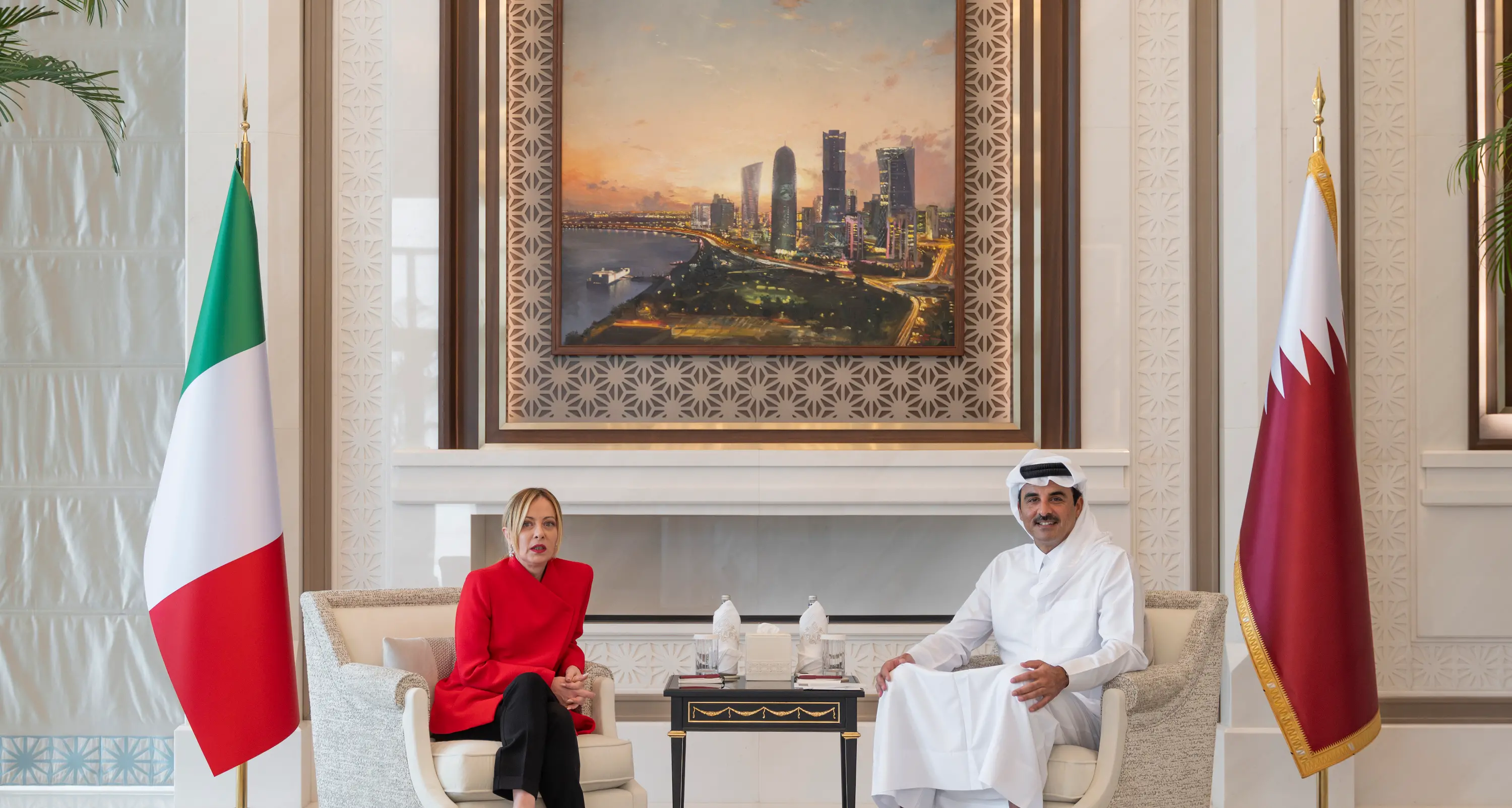 Meloni nel Golfo tra annunci e reel: intese invisibili mentre in Italia scatta l’allarme carburante e la Calabria soffre\n