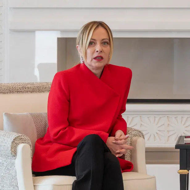 Meloni nel Golfo tra annunci e reel: intese invisibili mentre in Italia scatta l’allarme carburante e la Calabria soffre\n