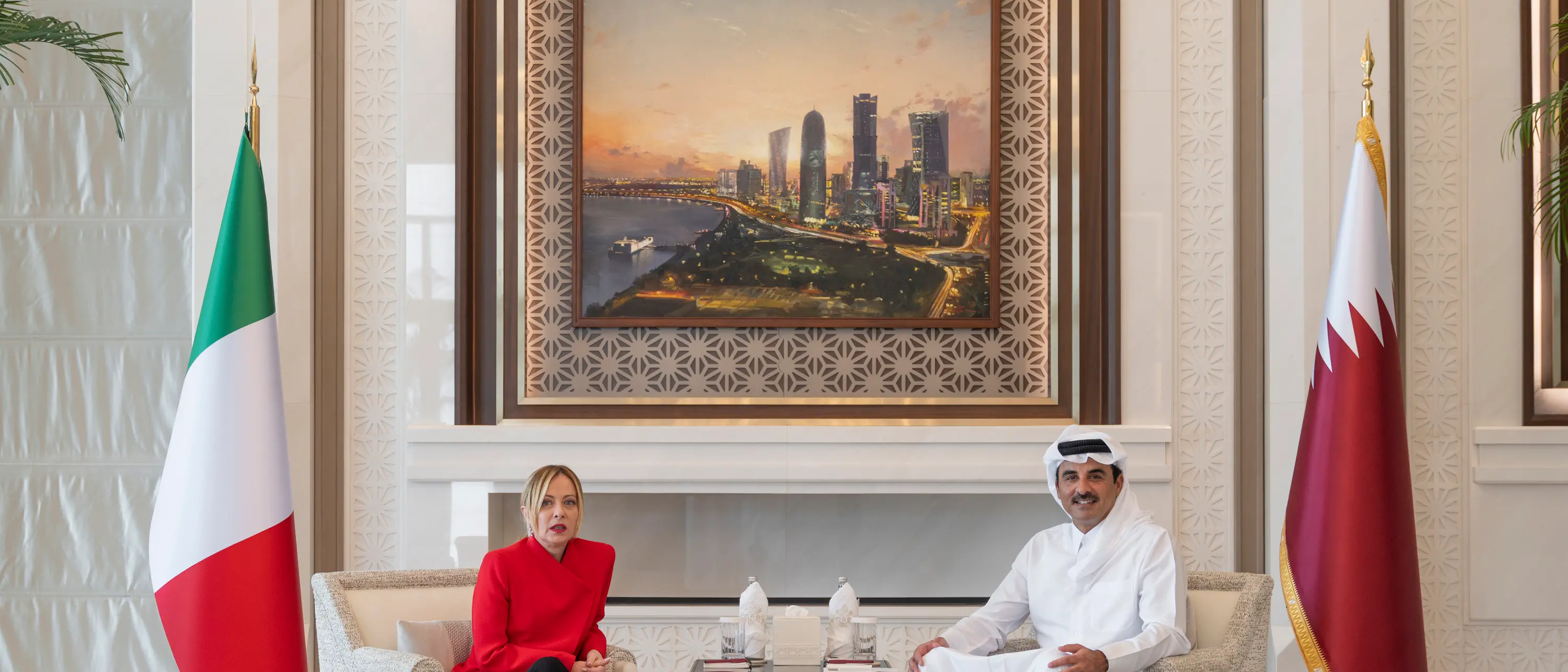 Meloni nel Golfo tra annunci e reel: intese invisibili mentre in Italia scatta l’allarme carburante e la Calabria soffre\n