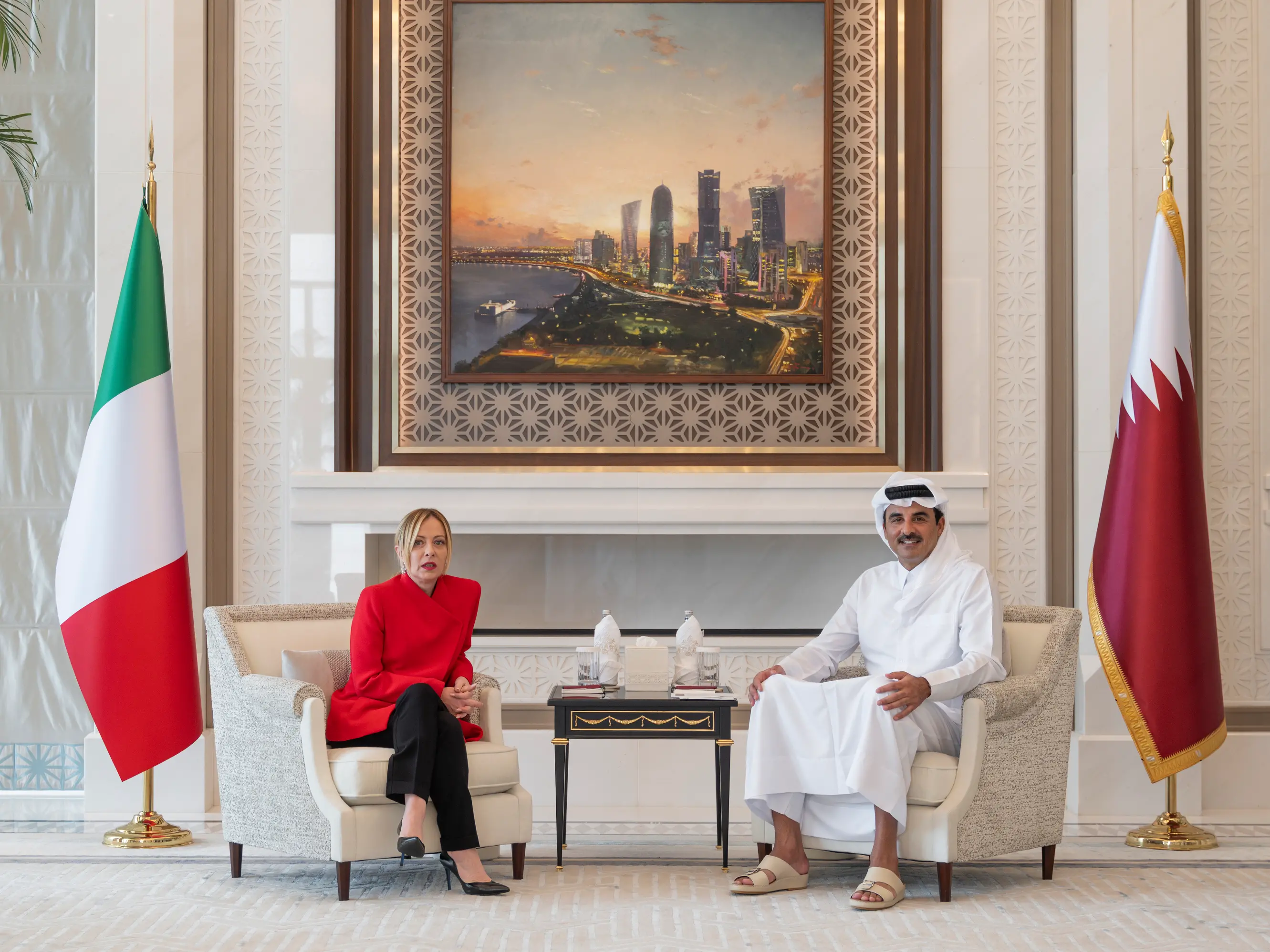 Meloni nel Golfo tra annunci e reel: intese invisibili mentre in Italia scatta l’allarme carburante e la Calabria soffre