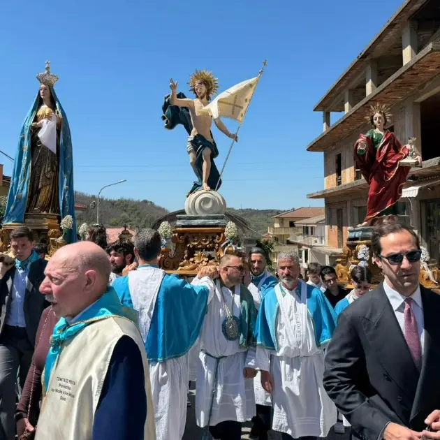 <p>La ‘Ncrinata di Dasà, emozioni e folla di fedeli per il tradizionale saluto della Madonna al Risorto</p>