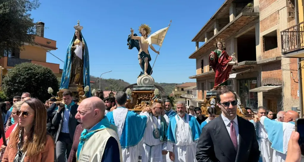 <p>La ‘Ncrinata di Dasà, emozioni e folla di fedeli per il tradizionale saluto della Madonna al Risorto</p>