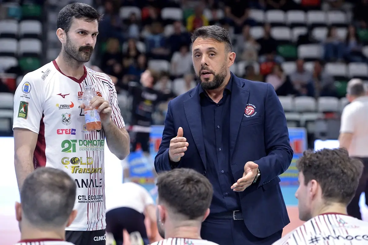 Domotek volley Reggio sconfitta a Reggio Emilia, coach Polimeni: «Orgoglioso dei miei ragazzi. Tutto ancora in gioco»\n