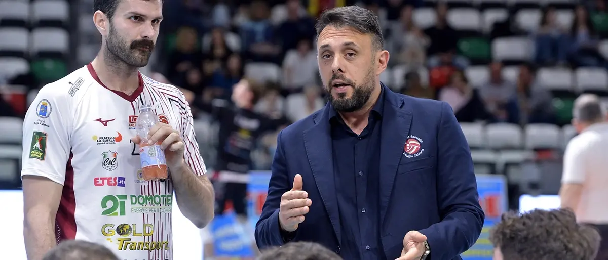 Domotek volley Reggio sconfitta a Reggio Emilia, coach Polimeni: «Orgoglioso dei miei ragazzi. Tutto ancora in gioco»\n