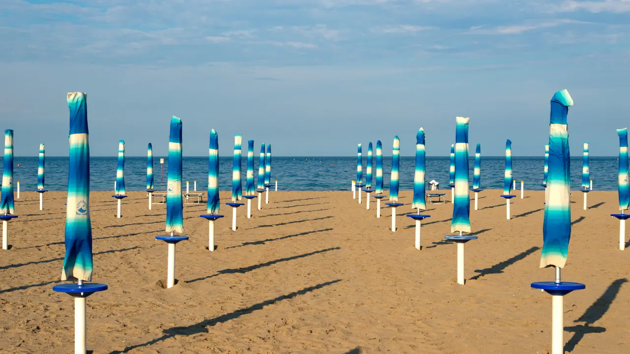 Aeroporti senza carburante, Federalberghi Calabria:\u00A0«Effetti devastanti sul turismo, a rischio le presenze straniere»\n