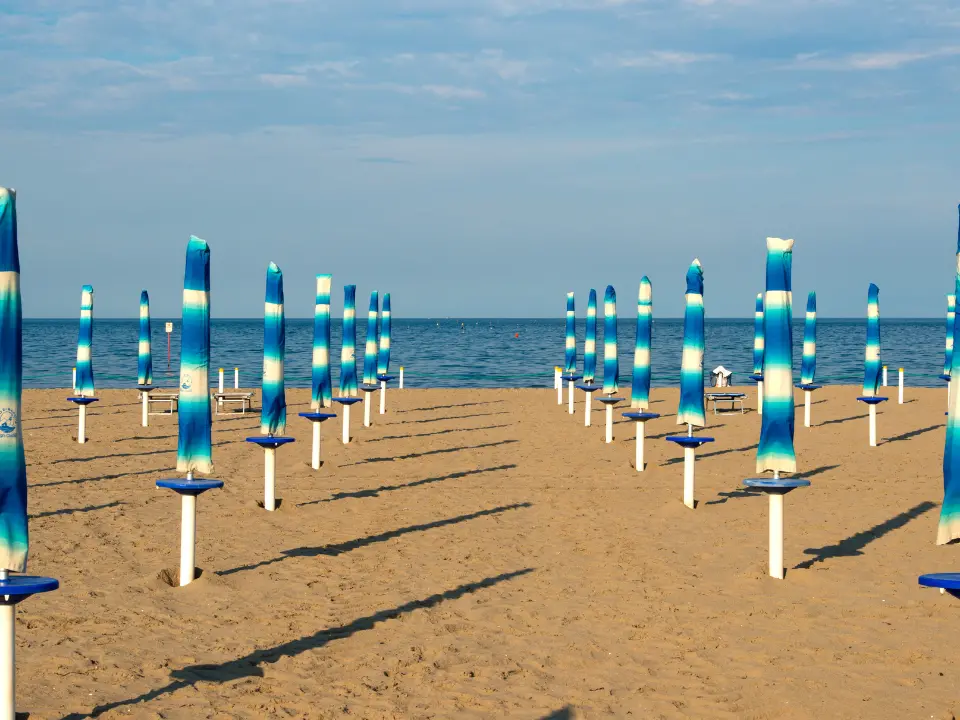 Aeroporti senza carburante, Federalberghi Calabria: «Effetti devastanti sul turismo, a rischio le presenze straniere»