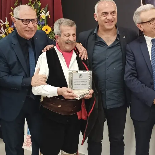 Premio \"Padri del Folklore\" ad Antonio Ambrogio di Motta San Giovanni\n