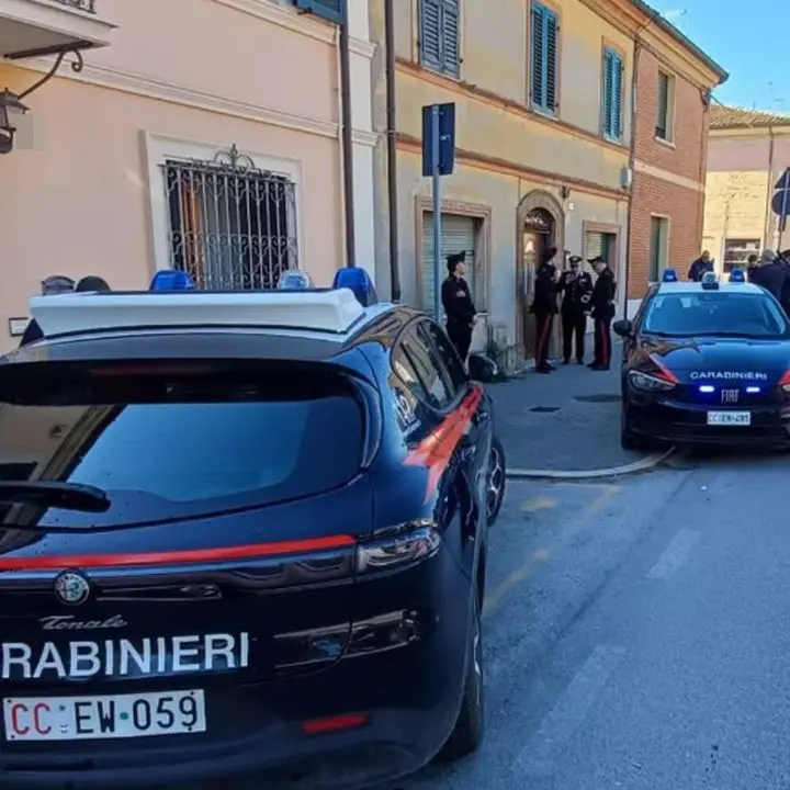 Fano, accoltella fratello e genitori: arrestato 21enne, padre in gravi condizioni