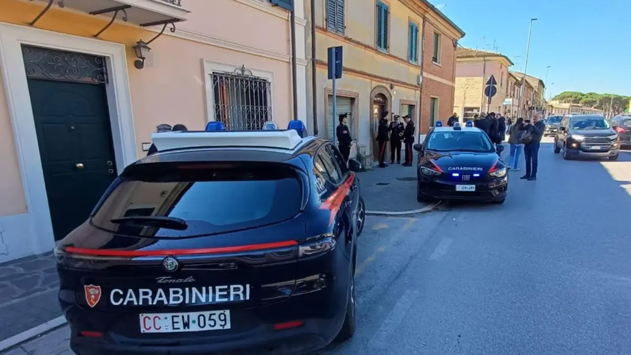 Fano, accoltella fratello e genitori: arrestato 21enne, padre in gravi condizioni